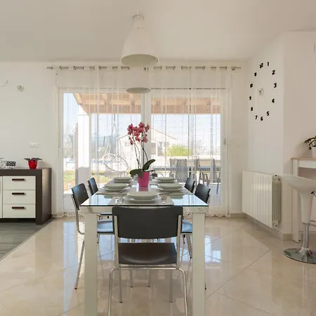 In Vodnjan With Kitchen Holiday home Mednjan